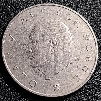 泉币菌-第69场-精品欢乐场-第2场 / 福利放送，感谢大家一直以来的支持。68-72场中，凡拍中15单及以上者，非偏远地区购买者，其所购所有商品满30包邮。       （特别说明：偏远地区包邮条件除满足购满15单及以上外，内蒙古、青海、西藏、宁夏需要满48包邮，新疆、西藏需要满68包邮。） 1976年 挪威1克朗镍币 奥拉夫五世 皇冠 25mm