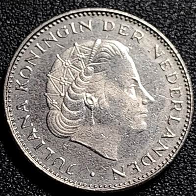 泉币菌-第68场-精品欢乐场-第1场 / 福利放送，感谢大家一直以来的支持。68-72场中，凡拍中15单及以上者，非偏远地区购买者，其所购所有商品满30包邮。       （特别说明：偏远地区包邮条件除满足购满15单及以上外，内蒙古、青海、西藏、宁夏需要满48包邮，新疆、西藏需要满68包邮。） 荷兰王国 1980年 2.5盾 朱莉安娜女王 29mm 荷兰入欧前 绝版