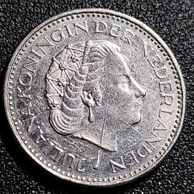 泉币菌-第69场-精品欢乐场-第2场 / 福利放送，感谢大家一直以来的支持。68-72场中，凡拍中15单及以上者，非偏远地区购买者，其所购所有商品满30包邮。       （特别说明：偏远地区包邮条件除满足购满15单及以上外，内蒙古、青海、西藏、宁夏需要满48包邮，新疆、西藏需要满68包邮。） 1977年 荷兰王国早期1盾 朱莉安娜女王  镍币 硬币 25mm 