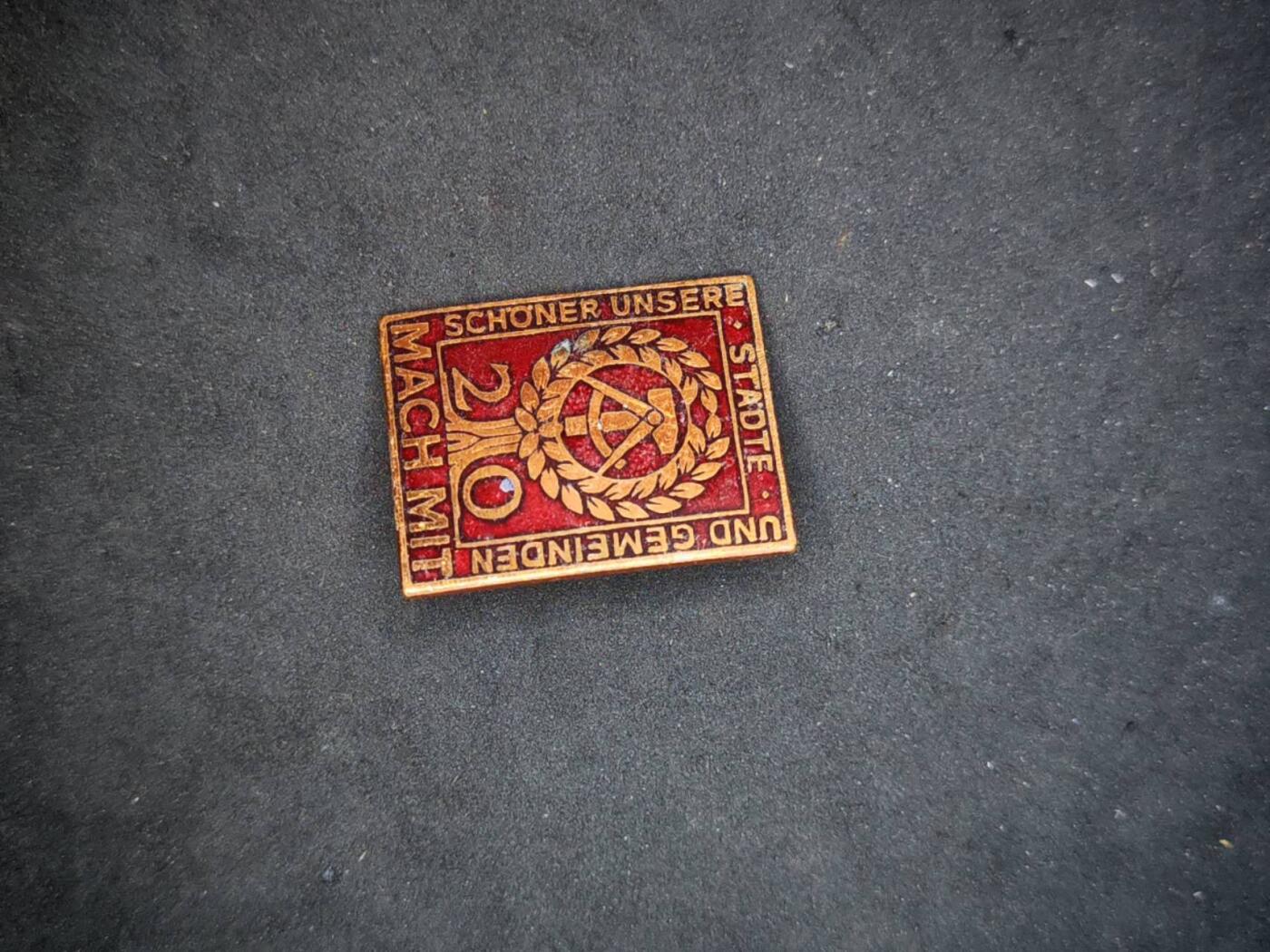 凯旋世界勋赏（第17期）（欢迎送拍）（对拍品有疑问请询问客服，不接受到手刀，出价默认拍品品相。请认真阅读拍卖规则！出价默认已认可！）（收到货请录制开箱视频，无视频概不处理问题。） 东德城市与社区美化参与徽章