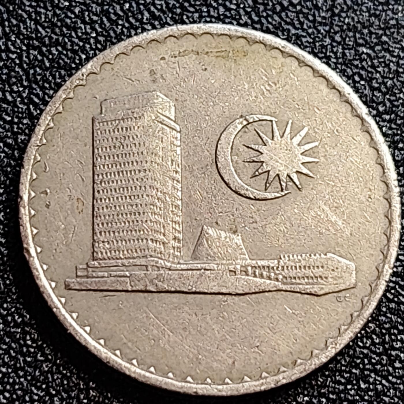 泉币菌-第71场-精品欢乐场-第4场 / 福利放送，感谢大家一直以来的支持。68-72场中，凡拍中15单及以上者，非偏远地区购买者，其所购所有商品满30包邮。       （特别说明：偏远地区包邮条件除满足购满15单及以上外，内蒙古、青海、西藏、宁夏需要满48包邮，新疆、西藏需要满68包邮。） 马来西亚1967年20仙 大厦版 铜镍币 23.6mm