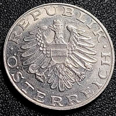 泉币菌-第68场-精品欢乐场-第1场 / 福利放送，感谢大家一直以来的支持。68-72场中，凡拍中15单及以上者，非偏远地区购买者，其所购所有商品满30包邮。       （特别说明：偏远地区包邮条件除满足购满15单及以上外，内蒙古、青海、西藏、宁夏需要满48包邮，新疆、西藏需要满68包邮。） 奥地利1990年10先令镍币 民族少女 26mm 纪念币