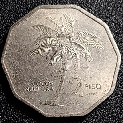 泉币菌-第68场-精品欢乐场-第1场 / 福利放送，感谢大家一直以来的支持。68-72场中，凡拍中15单及以上者，非偏远地区购买者，其所购所有商品满30包邮。       （特别说明：偏远地区包邮条件除满足购满15单及以上外，内蒙古、青海、西藏、宁夏需要满48包邮，新疆、西藏需要满68包邮。） 原光 1989年菲律宾2比索大币 波尼法西奥将军大版 棕榈树 31毫米12克 多边形异形币