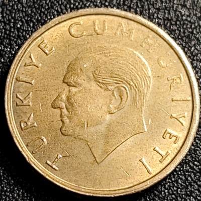 泉币菌-第68场-精品欢乐场-第1场 / 福利放送，感谢大家一直以来的支持。68-72场中，凡拍中15单及以上者，非偏远地区购买者，其所购所有商品满30包邮。       （特别说明：偏远地区包邮条件除满足购满15单及以上外，内蒙古、青海、西藏、宁夏需要满48包邮，新疆、西藏需要满68包邮。） 加厚字边 1996年土耳其星月币10万里拉 黄铜币 玫瑰23.5×2.5mm