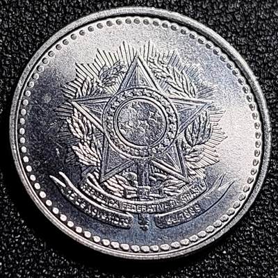 泉币菌-第69场-精品欢乐场-第2场 / 福利放送，感谢大家一直以来的支持。68-72场中，凡拍中15单及以上者，非偏远地区购买者，其所购所有商品满30包邮。       （特别说明：偏远地区包邮条件除满足购满15单及以上外，内蒙古、青海、西藏、宁夏需要满48包邮，新疆、西藏需要满68包邮。） 巴西1986年1克鲁塞罗 国徽版 23mm 