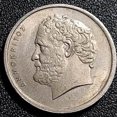 泉币菌-第68场-精品欢乐场-第1场 / 福利放送，感谢大家一直以来的支持。68-72场中，凡拍中15单及以上者，非偏远地区购买者，其所购所有商品满30包邮。       （特别说明：偏远地区包邮条件除满足购满15单及以上外，内蒙古、青海、西藏、宁夏需要满48包邮，新疆、西藏需要满68包邮。） 美品 希腊1982年10德拉克马铜镍币，哲学家德谟克利特，26mm