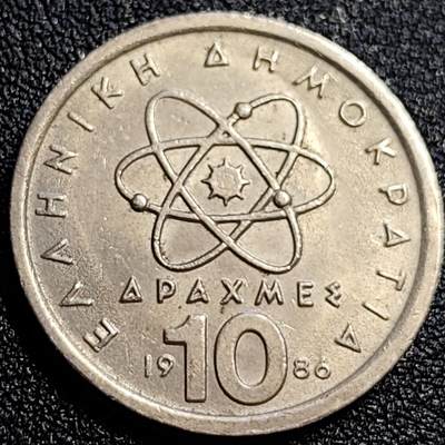 泉币菌-第72场-精品欢乐场-第5场 / 福利放送，感谢大家一直以来的支持。68-72场中，凡拍中15单及以上者，非偏远地区购买者，其所购所有商品满30包邮。       （特别说明：偏远地区包邮条件除满足购满15单及以上外，内蒙古、青海、西藏、宁夏需要满48包邮，新疆、西藏需要满68包邮。） - 美品 希腊1986年10德拉克马铜镍币，哲学家德谟克利特，26mm