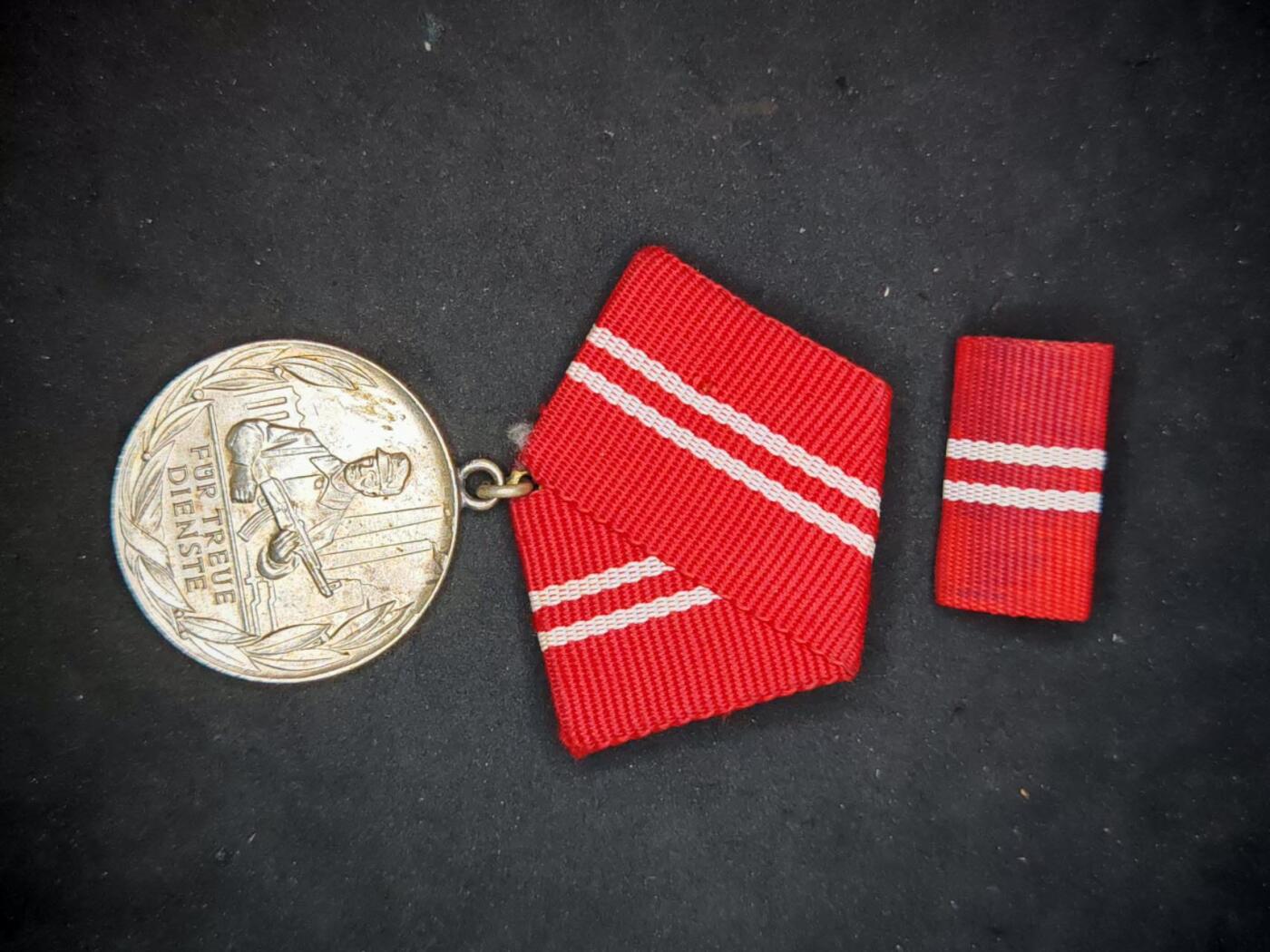 凯旋世界勋赏（第17期）（欢迎送拍）（对拍品有疑问请询问客服，不接受到手刀，出价默认拍品品相。请认真阅读拍卖规则！出价默认已认可！）（收到货请录制开箱视频，无视频概不处理问题。） 东德工战队忠诚服务银级