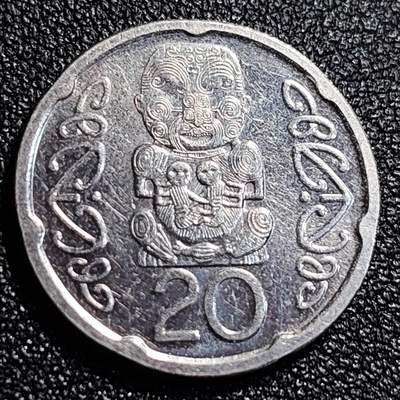 泉币菌-第69场-精品欢乐场-第2场 / 福利放送，感谢大家一直以来的支持。68-72场中，凡拍中15单及以上者，非偏远地区购买者，其所购所有商品满30包邮。       （特别说明：偏远地区包邮条件除满足购满15单及以上外，内蒙古、青海、西藏、宁夏需要满48包邮，新疆、西藏需要满68包邮。） 原光极美 英属新西兰 20分硬币小版 毛利人图腾 生殖崇拜 伊丽莎白二世女王 21.7mm