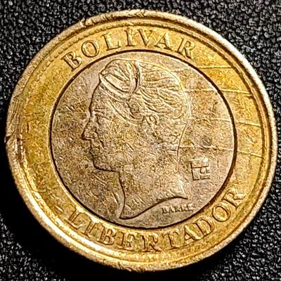 泉币菌-第68场-精品欢乐场-第1场 / 福利放送，感谢大家一直以来的支持。68-72场中，凡拍中15单及以上者，非偏远地区购买者，其所购所有商品满30包邮。       （特别说明：偏远地区包邮条件除满足购满15单及以上外，内蒙古、青海、西藏、宁夏需要满48包邮，新疆、西藏需要满68包邮。） 委内瑞拉 1玻利瓦尔 双色币 24mm