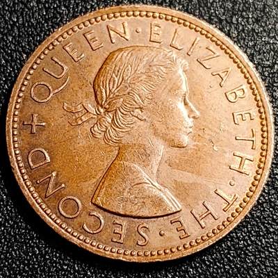 泉币菌-第68场-精品欢乐场-第1场 / 福利放送，感谢大家一直以来的支持。68-72场中，凡拍中15单及以上者，非偏远地区购买者，其所购所有商品满30包邮。       （特别说明：偏远地区包邮条件除满足购满15单及以上外，内蒙古、青海、西藏、宁夏需要满48包邮，新疆、西藏需要满68包邮。） 极美 英属新西兰1964年1便士大铜币 图伊鸟 伊丽莎白二世女王 31mm 