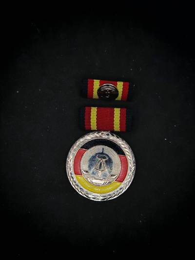 凯旋世界勋赏（第17期）（欢迎送拍）（对拍品有疑问请询问客服，不接受到手刀，出价默认拍品品相。请认真阅读拍卖规则！出价默认已认可！）（收到货请录制开箱视频，无视频概不处理问题。） - 东德 国家功勋服役奖章 带略