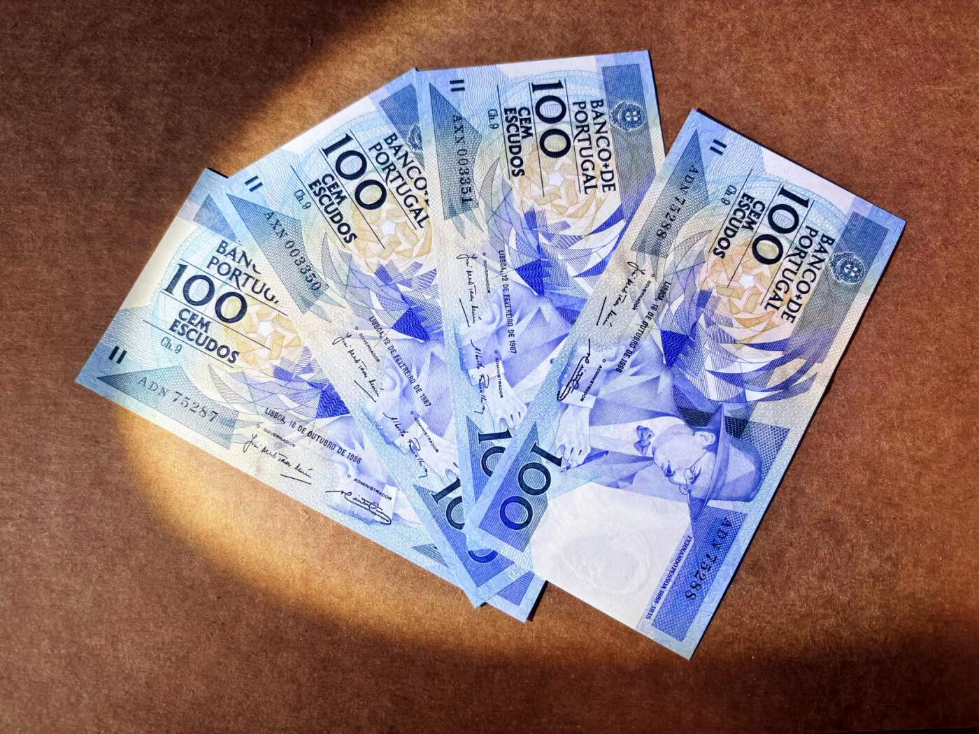 【Blue Auction】世界纸币精拍第704期——18级TOP拍卖/信誉/品质/专业/高效💫 【一组4张 含88尾和千位小号】葡萄牙 1986-87年100埃斯库多 全新UNC