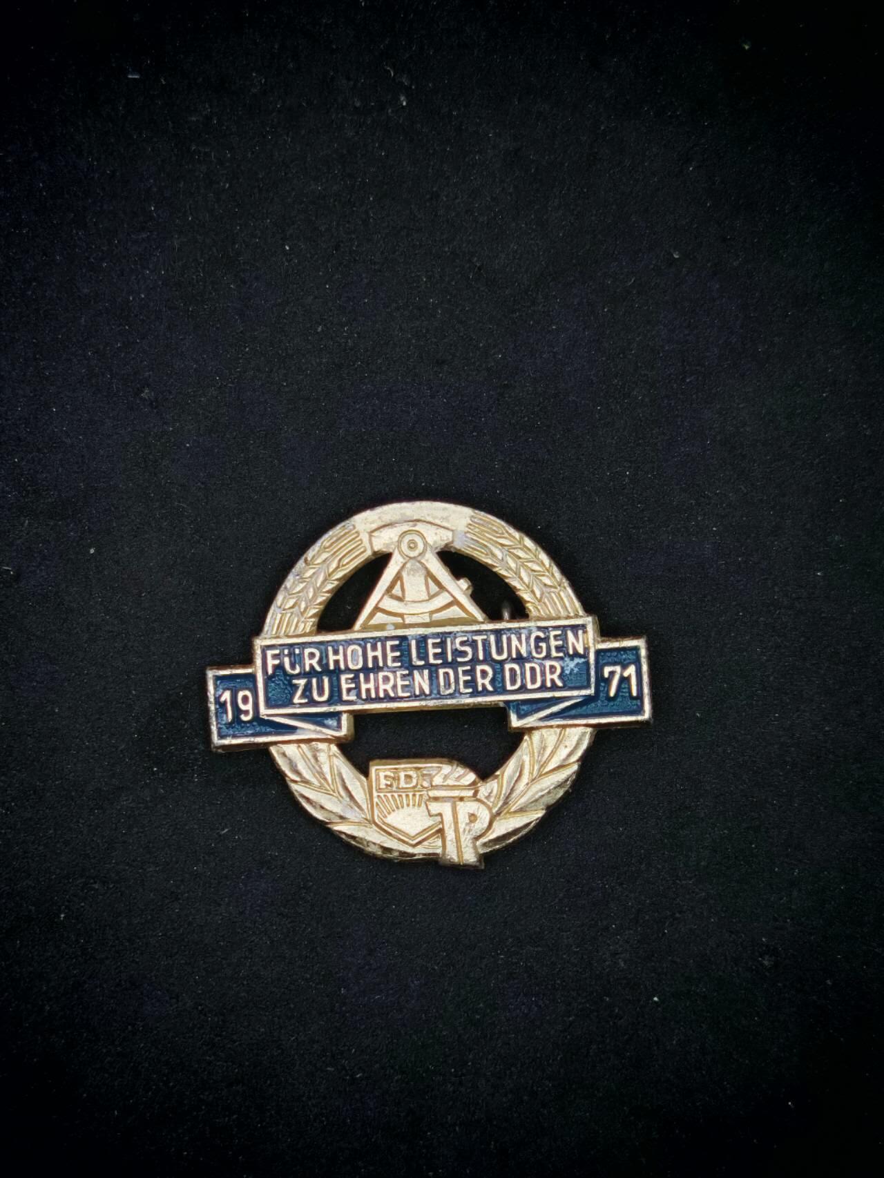 凯旋世界勋赏（第17期）（欢迎送拍）（对拍品有疑问请询问客服，不接受到手刀，出价默认拍品品相。请认真阅读拍卖规则！出价默认已认可！）（收到货请录制开箱视频，无视频概不处理问题。） 纪念民主德国取得最高成就徽章