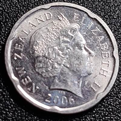 泉币菌-第69场-精品欢乐场-第2场 / 福利放送，感谢大家一直以来的支持。68-72场中，凡拍中15单及以上者，非偏远地区购买者，其所购所有商品满30包邮。       （特别说明：偏远地区包邮条件除满足购满15单及以上外，内蒙古、青海、西藏、宁夏需要满48包邮，新疆、西藏需要满68包邮。） 原光极美 英属新西兰 20分硬币小版 毛利人图腾 生殖崇拜 伊丽莎白二世女王 21.7mm