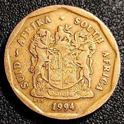 泉币菌-第69场-精品欢乐场-第2场 / 福利放送，感谢大家一直以来的支持。68-72场中，凡拍中15单及以上者，非偏远地区购买者，其所购所有商品满30包邮。       （特别说明：偏远地区包邮条件除满足购满15单及以上外，内蒙古、青海、西藏、宁夏需要满48包邮，新疆、西藏需要满68包邮。） 铜光美品 1994年南非50分硬币 国徽九边形天堂鸟花(鹤望兰)22mm厚1.9mm