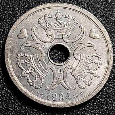 泉币菌-第68场-精品欢乐场-第1场 / 福利放送，感谢大家一直以来的支持。68-72场中，凡拍中15单及以上者，非偏远地区购买者，其所购所有商品满30包邮。       （特别说明：偏远地区包邮条件除满足购满15单及以上外，内蒙古、青海、西藏、宁夏需要满48包邮，新疆、西藏需要满68包邮。） 高币值 丹麦1994年2克朗 中孔币爱心币 玛格丽特二世 24.5mm