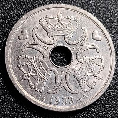 泉币菌-第69场-精品欢乐场-第2场 / 福利放送，感谢大家一直以来的支持。68-72场中，凡拍中15单及以上者，非偏远地区购买者，其所购所有商品满30包邮。       （特别说明：偏远地区包邮条件除满足购满15单及以上外，内蒙古、青海、西藏、宁夏需要满48包邮，新疆、西藏需要满68包邮。） 高币值 丹麦1993年2克朗 中孔币爱心币 玛格丽特二世 24.5mm