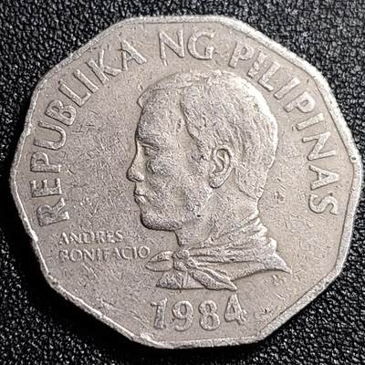 泉币菌-第69场-精品欢乐场-第2场 / 福利放送，感谢大家一直以来的支持。68-72场中，凡拍中15单及以上者，非偏远地区购买者，其所购所有商品满30包邮。       （特别说明：偏远地区包邮条件除满足购满15单及以上外，内蒙古、青海、西藏、宁夏需要满48包邮，新疆、西藏需要满68包邮。）  菲律宾2比索大币 波尼法西奥将军大版 棕榈树 31毫米12克 多边形异形币