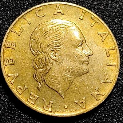 泉币菌-第69场-精品欢乐场-第2场 / 福利放送，感谢大家一直以来的支持。68-72场中，凡拍中15单及以上者，非偏远地区购买者，其所购所有商品满30包邮。       （特别说明：偏远地区包邮条件除满足购满15单及以上外，内蒙古、青海、西藏、宁夏需要满48包邮，新疆、西藏需要满68包邮。） 意大利1980年200里拉 丰收女神 齿轮 铝青铜币 外国硬币 24mm 