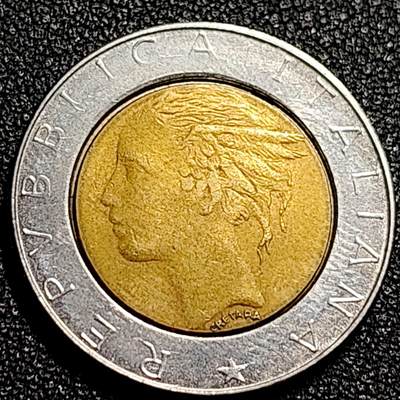 泉币菌-第68场-精品欢乐场-第1场 / 福利放送，感谢大家一直以来的支持。68-72场中，凡拍中15单及以上者，非偏远地区购买者，其所购所有商品满30包邮。       （特别说明：偏远地区包邮条件除满足购满15单及以上外，内蒙古、青海、西藏、宁夏需要满48包邮，新疆、西藏需要满68包邮。）  世界首枚双色币 意大利1988年500里拉 罗马建筑雕像 广场 25.8mm