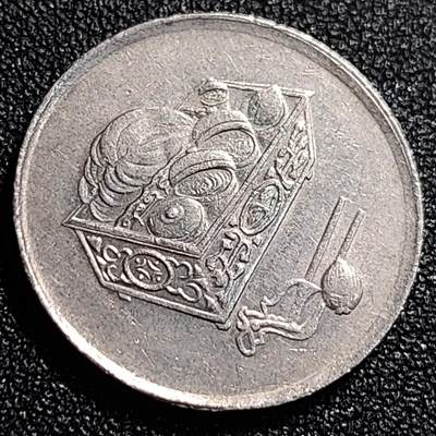 泉币菌-第69场-精品欢乐场-第2场 / 福利放送，感谢大家一直以来的支持。68-72场中，凡拍中15单及以上者，非偏远地区购买者，其所购所有商品满30包邮。       （特别说明：偏远地区包邮条件除满足购满15单及以上外，内蒙古、青海、西藏、宁夏需要满48包邮，新疆、西藏需要满68包邮。） 马来西亚2006年20仙 传统手工艺品 栳叶盒 铜镍币 硬币 23.6mm 