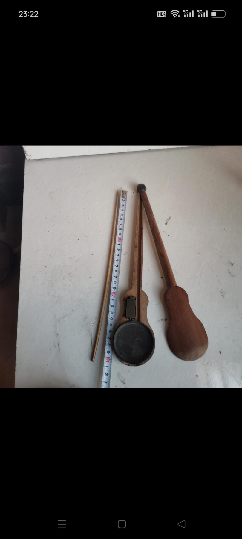 老竹制琵琶戥子，带铜头铜砣，牙手柄油亮，包浆自然。杆子长度约30厘米，秤盘完整，铜砣无损。老物件收藏使用都可以，品相如图