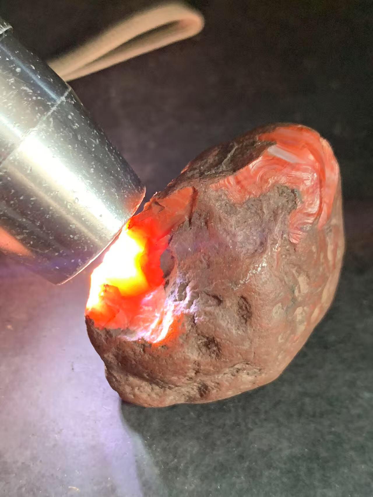 精美铁红皮开窗料千层纹南红玛瑙原石一颗