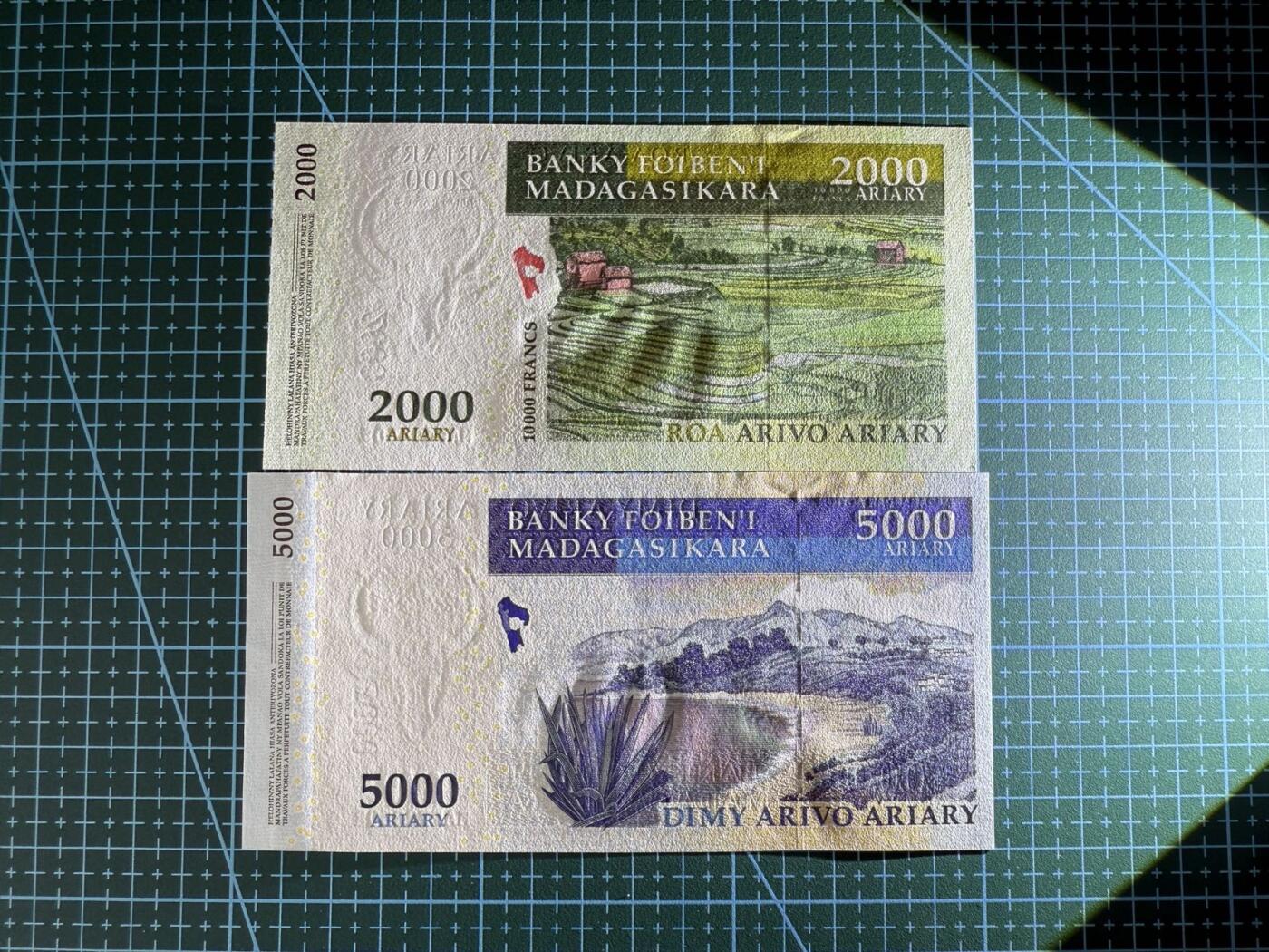 【炜奕收藏】，第四十期 马达加斯加2000-5000阿里亚里两张纪念钞，UNC品相，包含无47