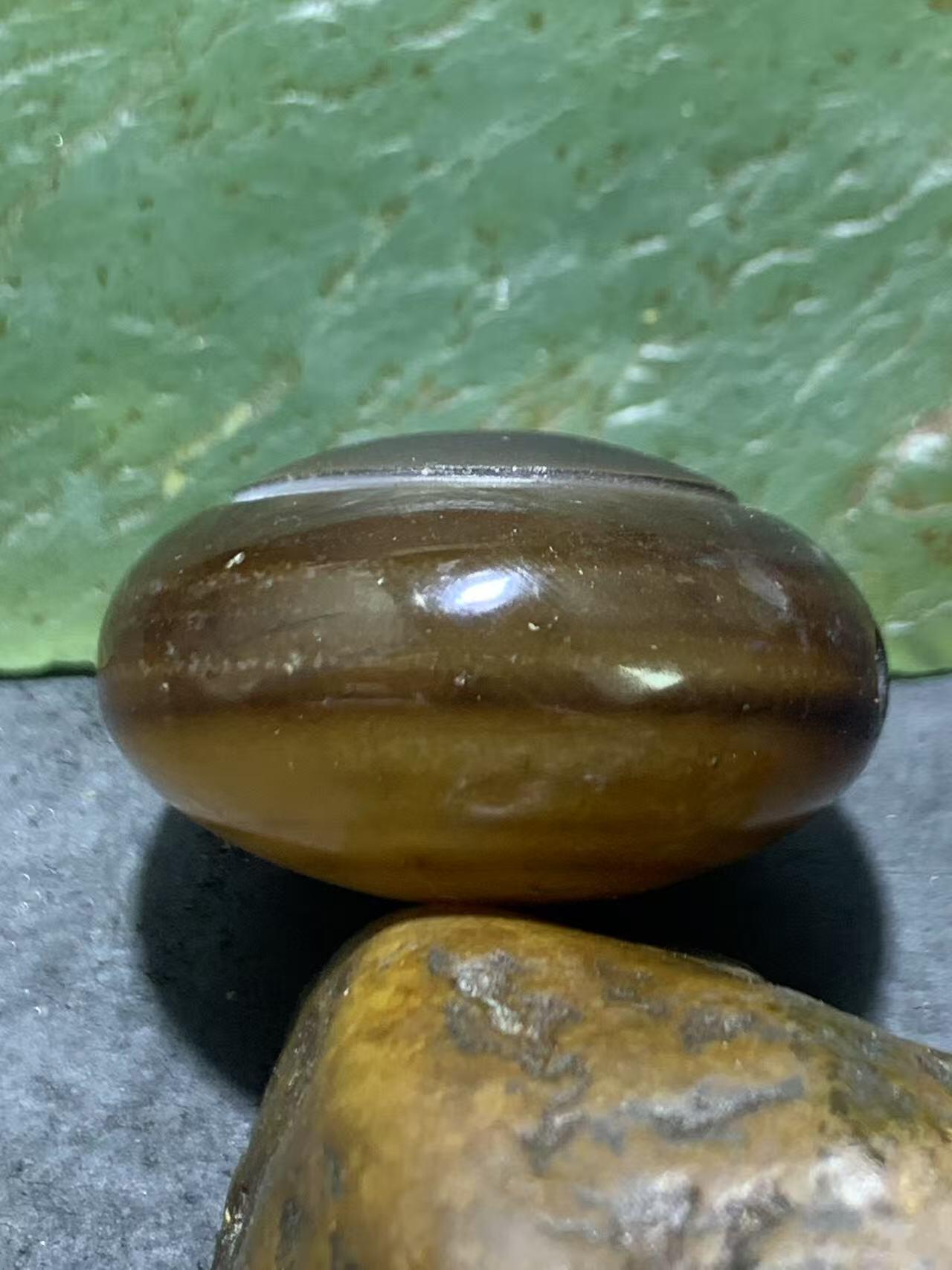精品药师玛瑙手工俏色巧雕钱币元宝板珠（背云）一颗。
