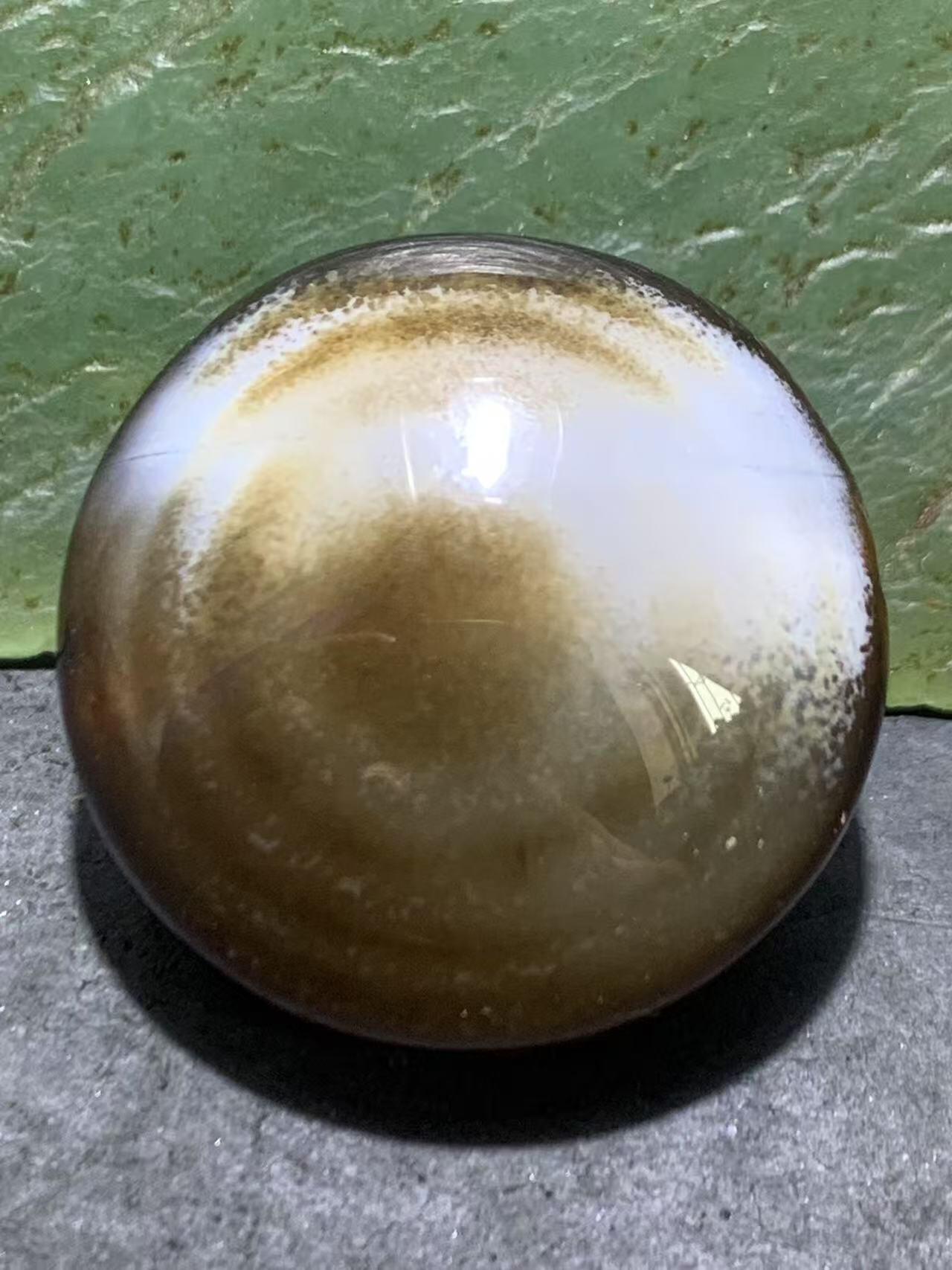 精品药师玛瑙手工俏色巧雕钱币元宝板珠（背云）一颗。