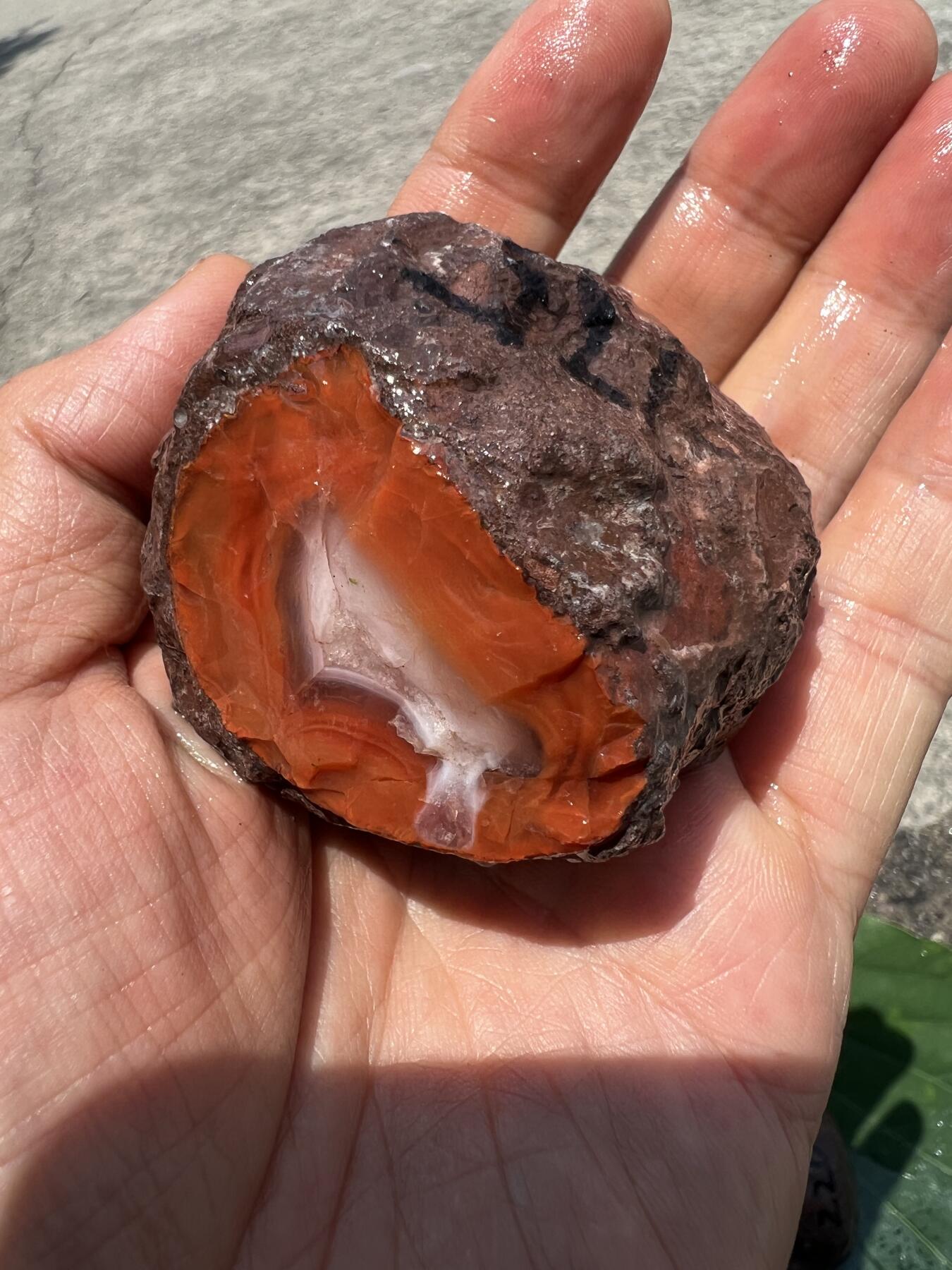 零元拍：南红玛瑙手把石，175克哦，三两多重呢，非常漂亮，纯天然，独一无二的（天然原石不可避免有瑕疵，裂纹，介意勿拍）因为拍照环境以及光线的变化，颜色以实物为准。成品很美丽，原石亦魅力无穷。