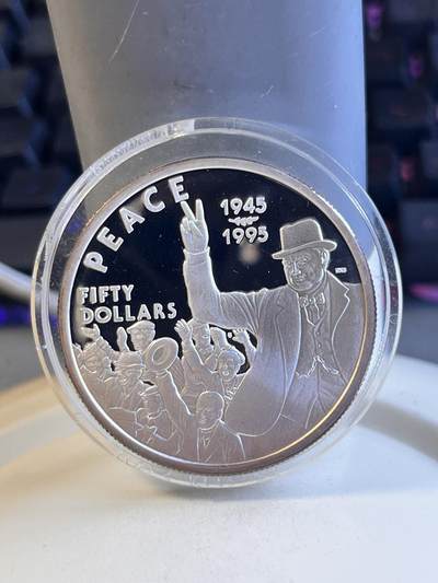 第169期拍卖【长期征集拍品】 - 马绍尔群岛1995年欧洲胜利日丘吉尔将领50元精制纪念银币 ，999银，1盎司，边缘有氧化，塑料盒有破