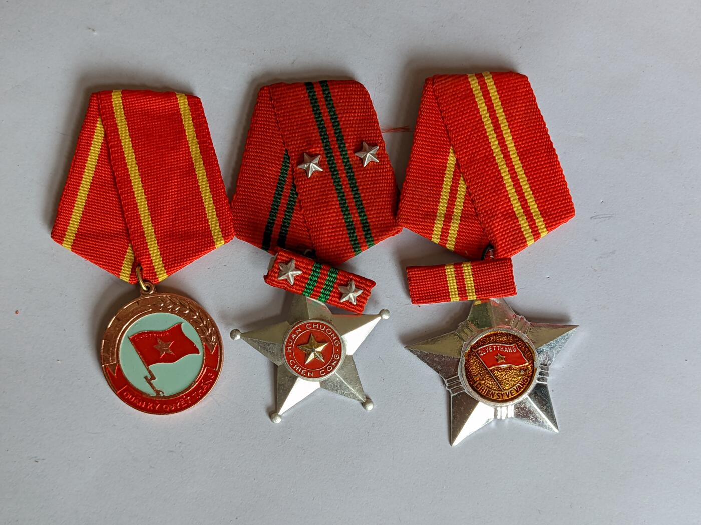 RimeNova韵星2025军品类夏季拍卖会-- RimeNova 2025 Summer Militaria Sale 越南社会主义决胜军旗奖章、二级战功勋章带略、二级光荣战士奖章带略