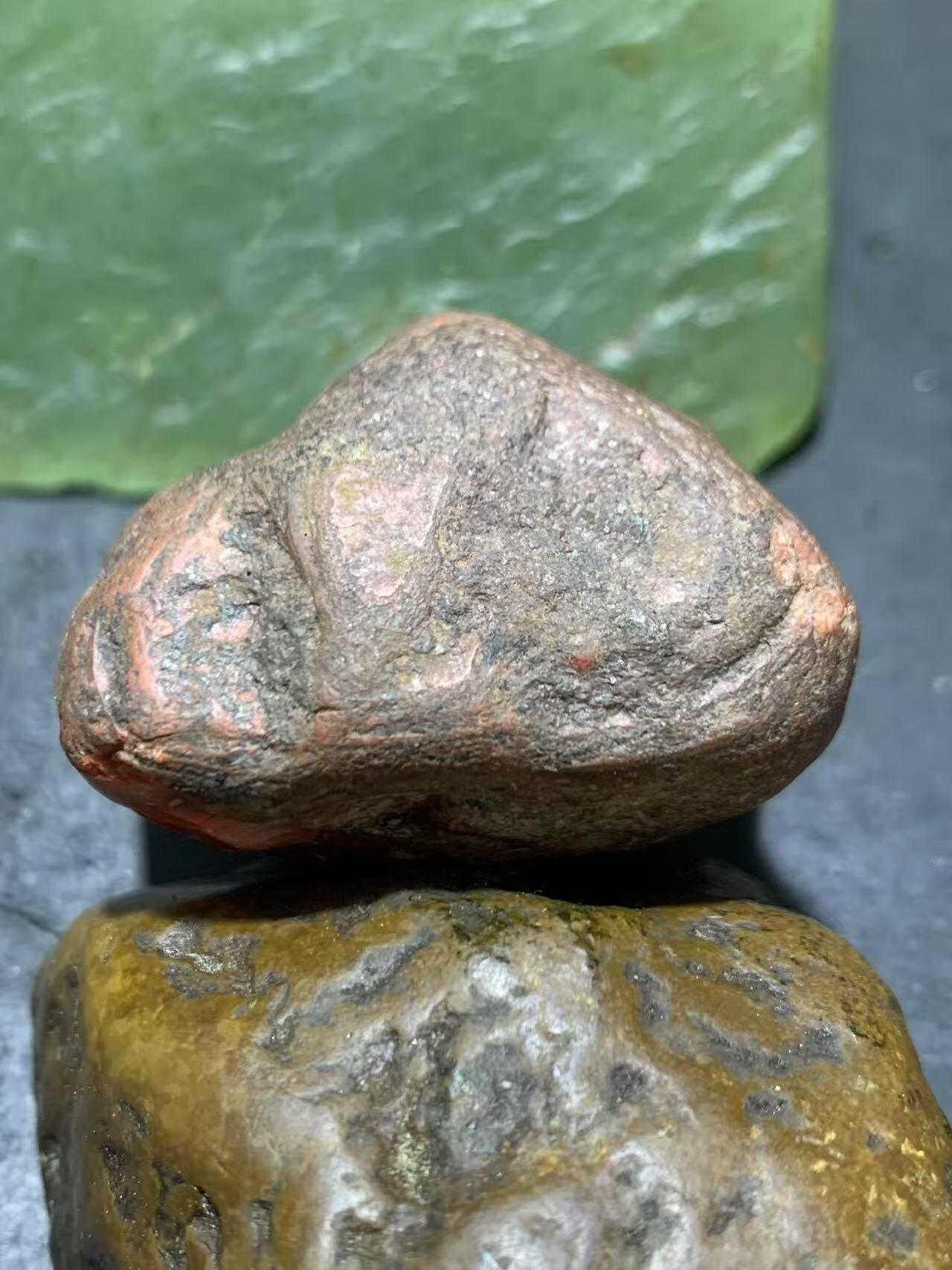 精美铁红皮开窗料千层纹南红玛瑙原石一颗