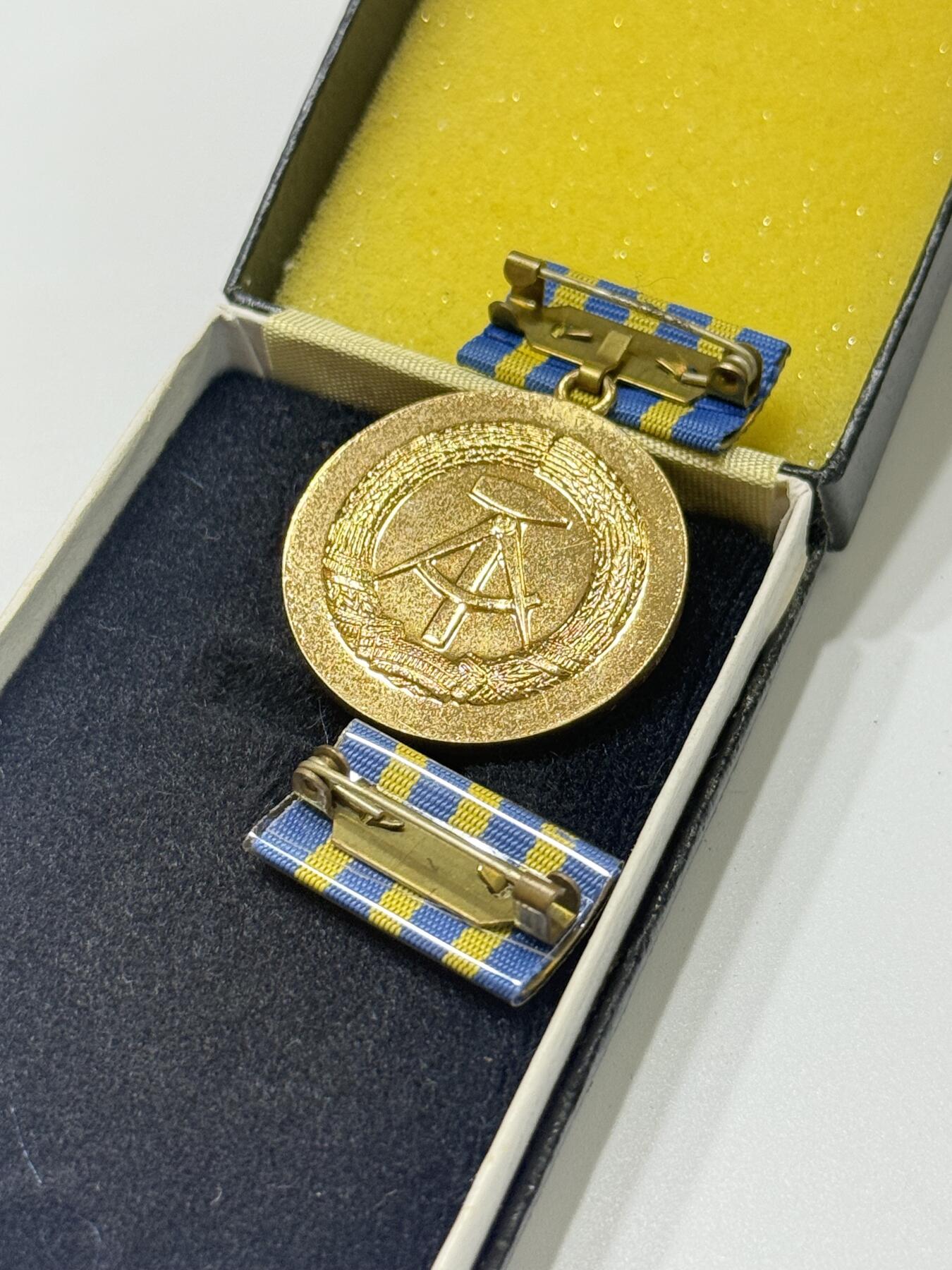 RimeNova韵星2025军品类夏季拍卖会-- RimeNova 2025 Summer Militaria Sale 金级民主德国邮政忠诚服务奖章