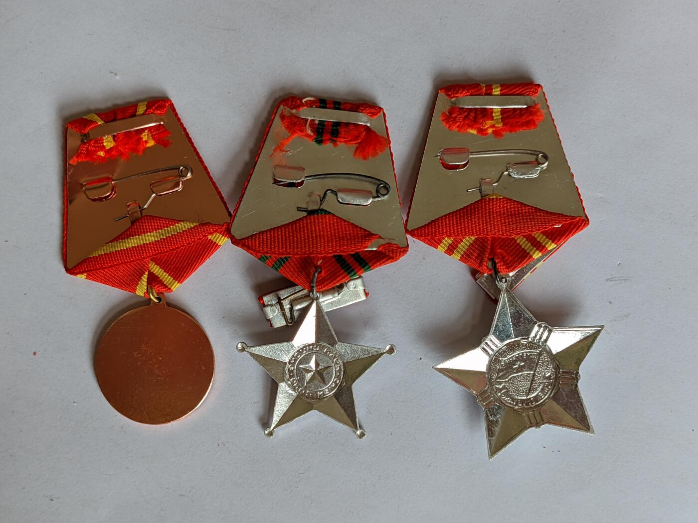 RimeNova韵星2025军品类夏季拍卖会-- RimeNova 2025 Summer Militaria Sale 越南社会主义决胜军旗奖章、二级战功勋章带略、二级光荣战士奖章带略