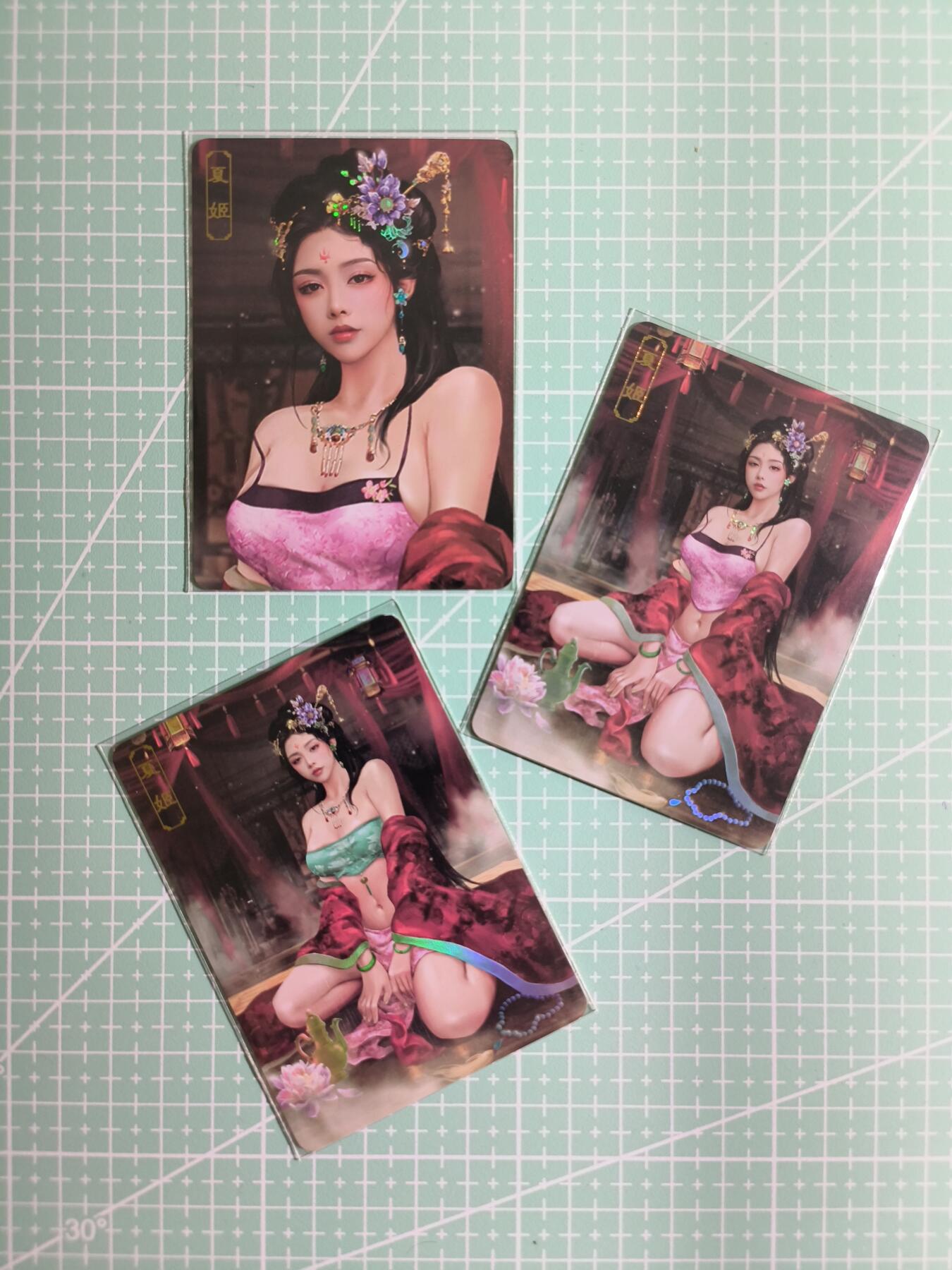 C先生卡牌 第8期 豪杰传亲签 西游姬亲签 卡德曼亲签 人间传亲签（品控显微镜勿拍！默认微瑕。持续收拍品中。。欢迎送拍） 【彩闪】卡将《绝代芳华》夏姬 三张