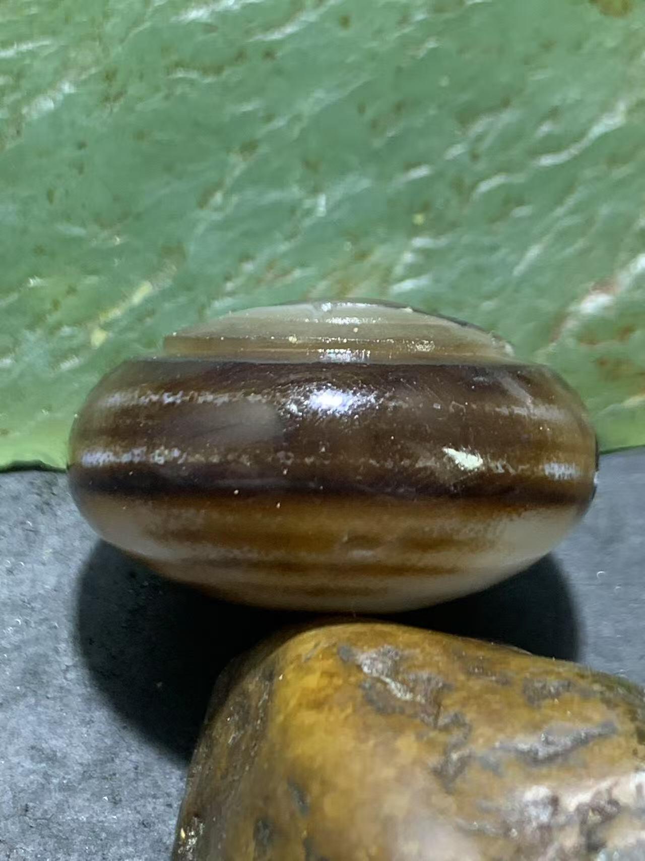 精品药师玛瑙手工俏色巧雕钱币元宝板珠（背云）一颗。