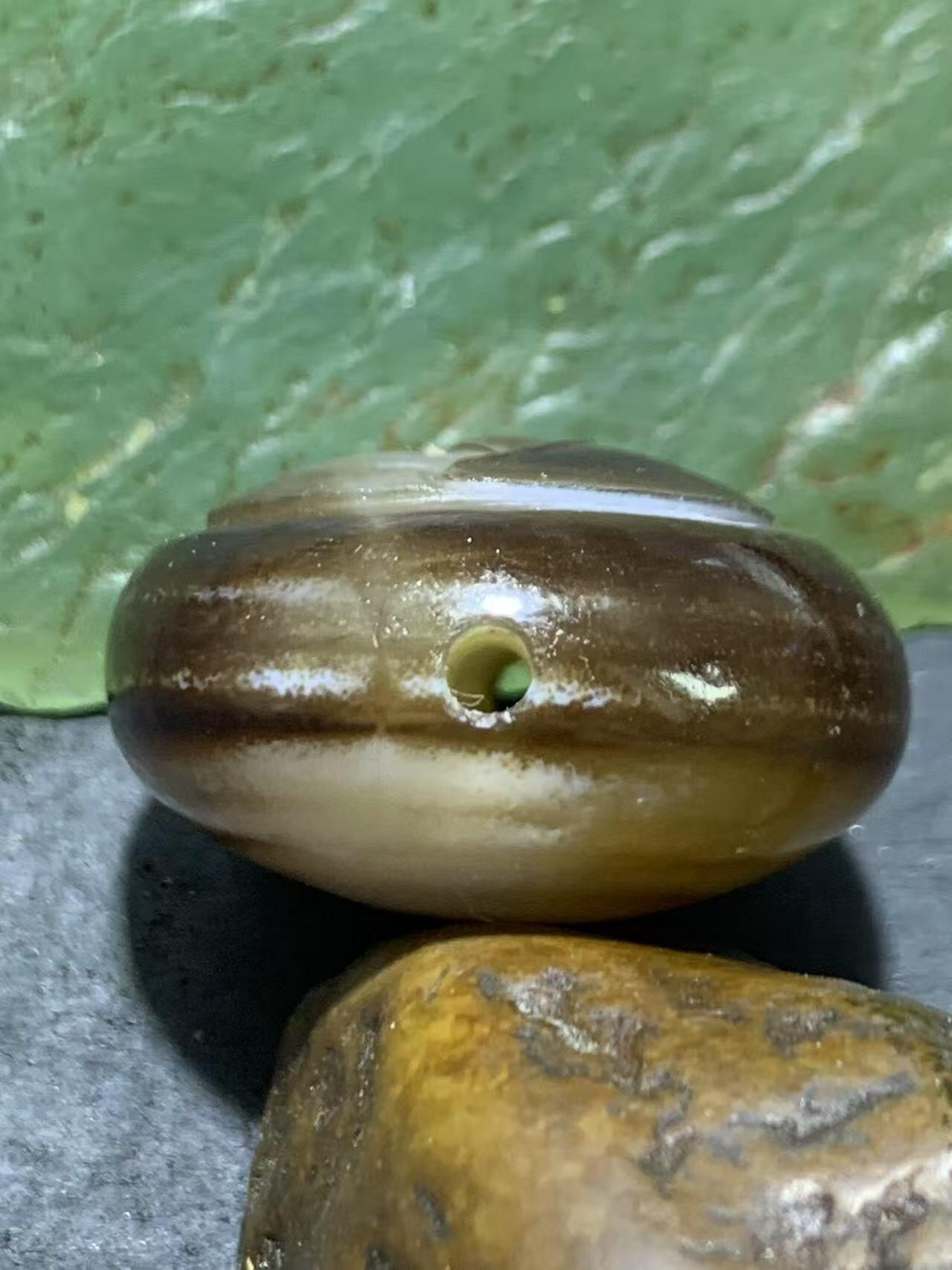 精品药师玛瑙手工俏色巧雕钱币元宝板珠（背云）一颗。
