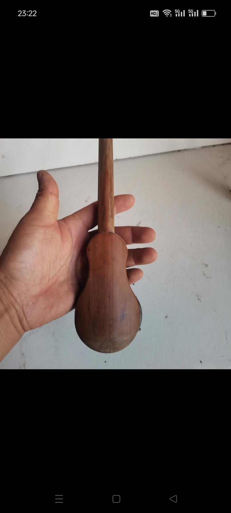 老竹制琵琶戥子，带铜头铜砣，牙手柄油亮，包浆自然。杆子长度约30厘米，秤盘完整，铜砣无损。老物件收藏使用都可以，品相如图