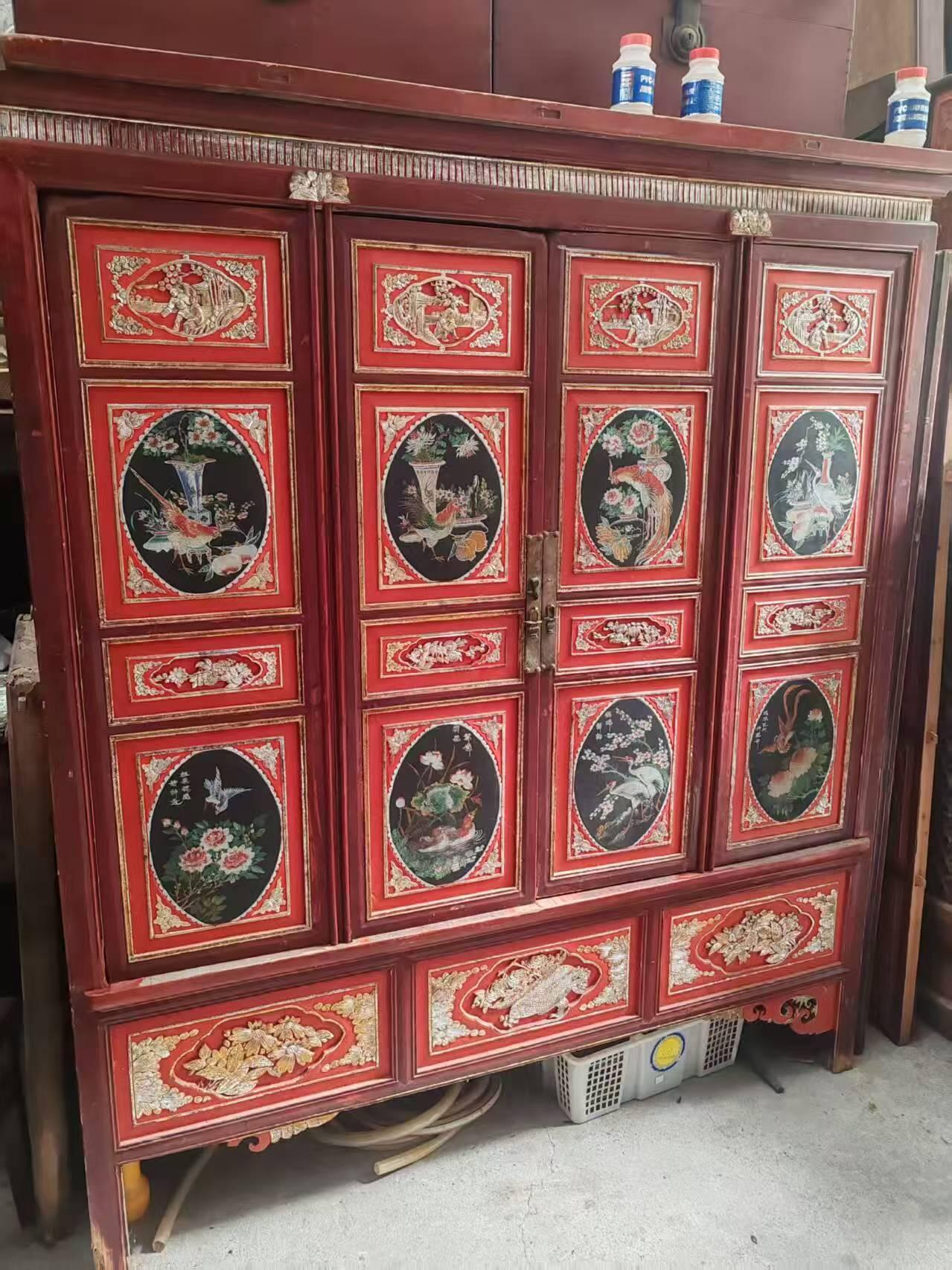 东阳鎏金雕刻大书柜，保存完整，品相如图，结实牢固，入手既用规格150/60/186左右