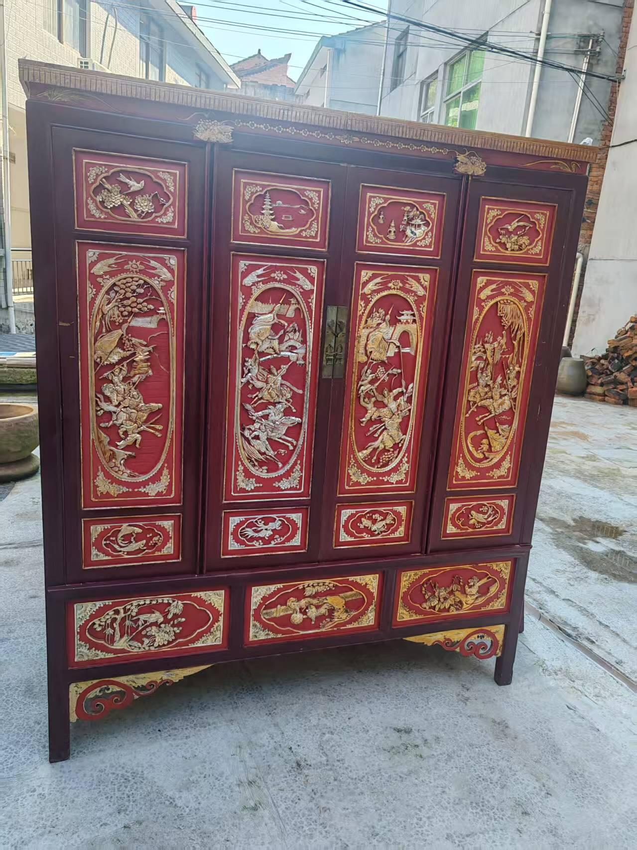 东阳鎏金雕刻大书柜，保存完整，品相如图，结实牢固，入手既用规格150/60/186左右