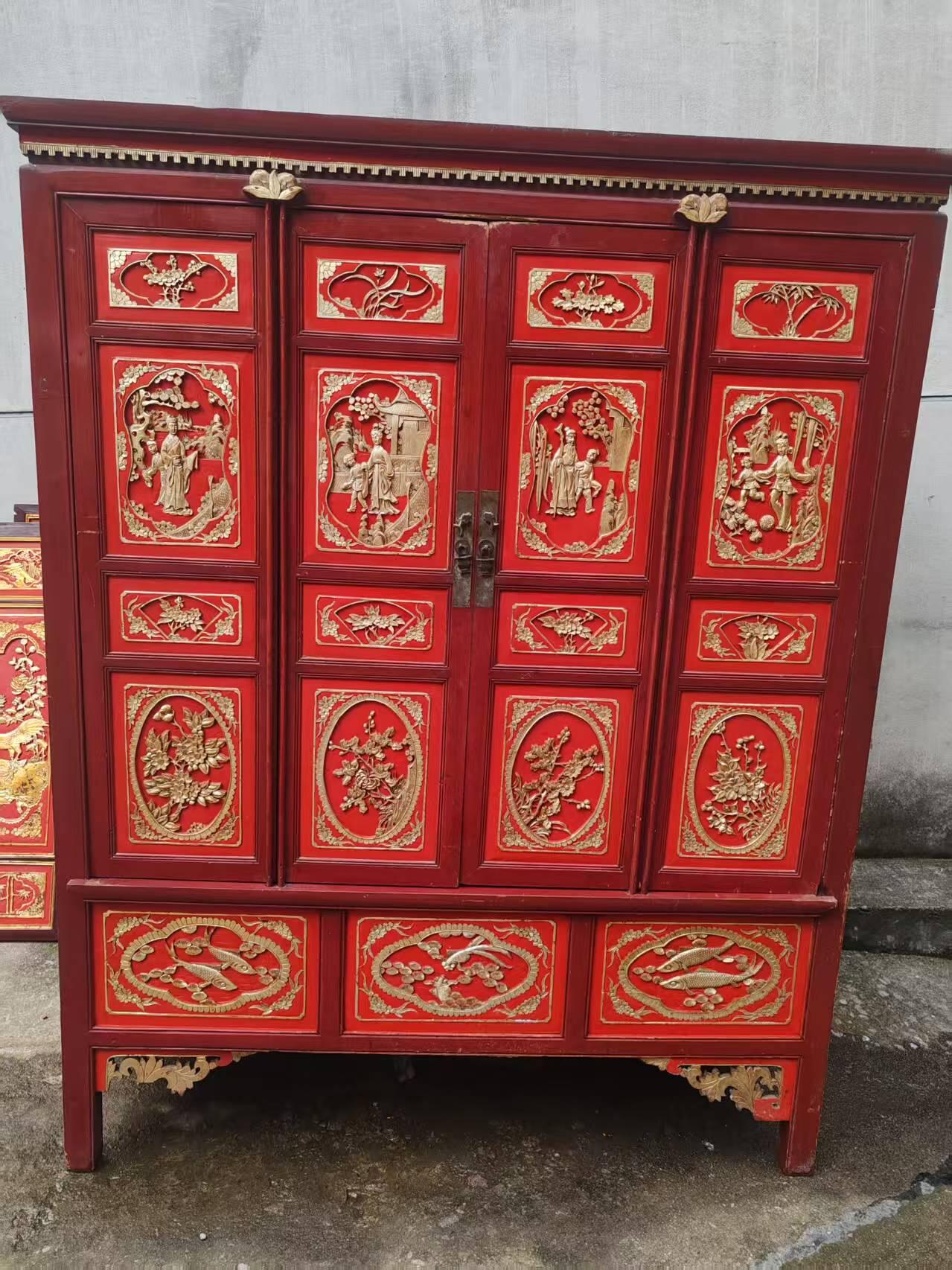 东阳鎏金雕刻大书柜，保存完整，品相如图，结实牢固，入手既用规格150/60/186左右