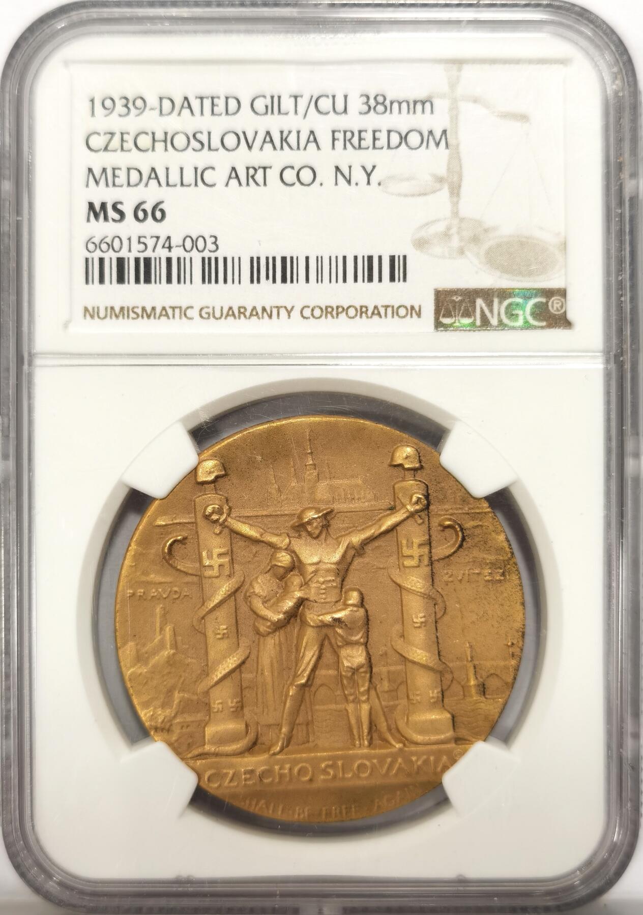 博洋堂世界钱币拍卖第134期（全场包邮） NGC MS66 唯一冠军分！1939年纳粹占领捷克斯洛伐克纪念镀金大铜章，金水完美！笔者出过一枚65分的镀金都有磕碰。正面反抗纳粹的男人被公开审判，妻儿在身边哭泣经典构图！此时距离不可一世的纳粹的败退还有4年时光……