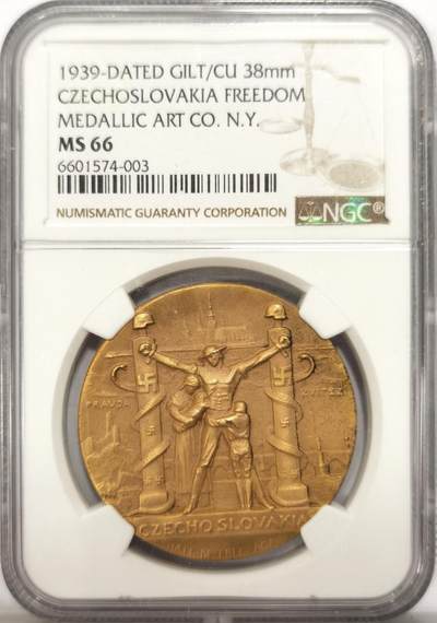 博洋堂世界钱币拍卖第134期（全场包邮） - NGC MS66 唯一冠军分！1939年纳粹占领捷克斯洛伐克纪念镀金大铜章，金水完美！笔者出过一枚65分的镀金都有磕碰。正面反抗纳粹的男人被公开审判，妻儿在身边哭泣经典构图！此时距离不可一世的纳粹的败退还有4年时光……