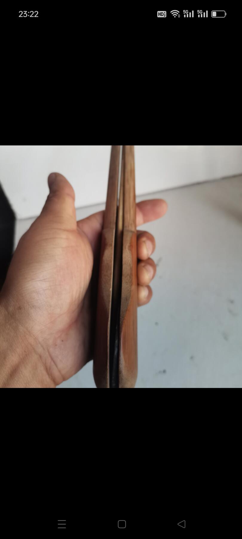 老竹制琵琶戥子，带铜头铜砣，牙手柄油亮，包浆自然。杆子长度约30厘米，秤盘完整，铜砣无损。老物件收藏使用都可以，品相如图