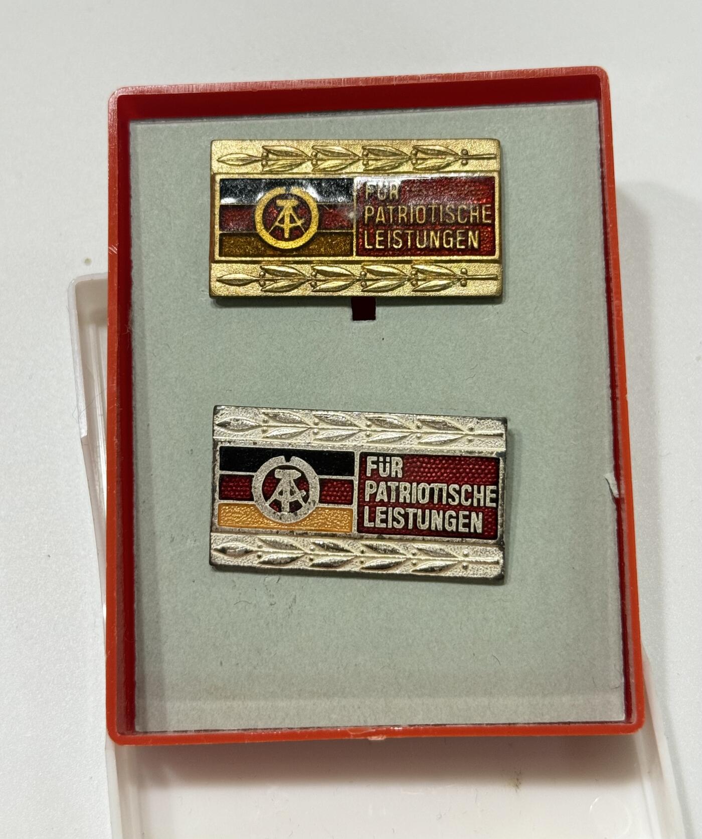 RimeNova韵星2025军品类夏季拍卖会-- RimeNova 2025 Summer Militaria Sale 民主德国民族阵线荣誉奖章—金级和银级一组
