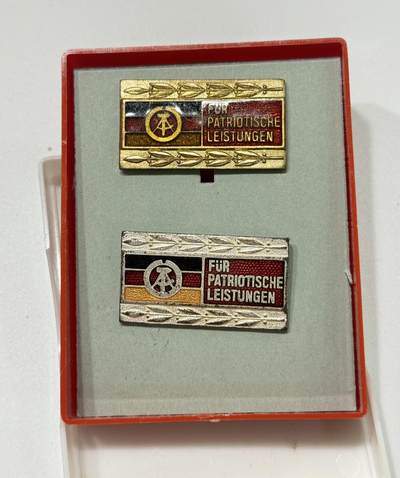 RimeNova韵星2025军品类夏季拍卖会-- RimeNova 2025 Summer Militaria Sale - 民主德国民族阵线荣誉奖章—金级和银级一组