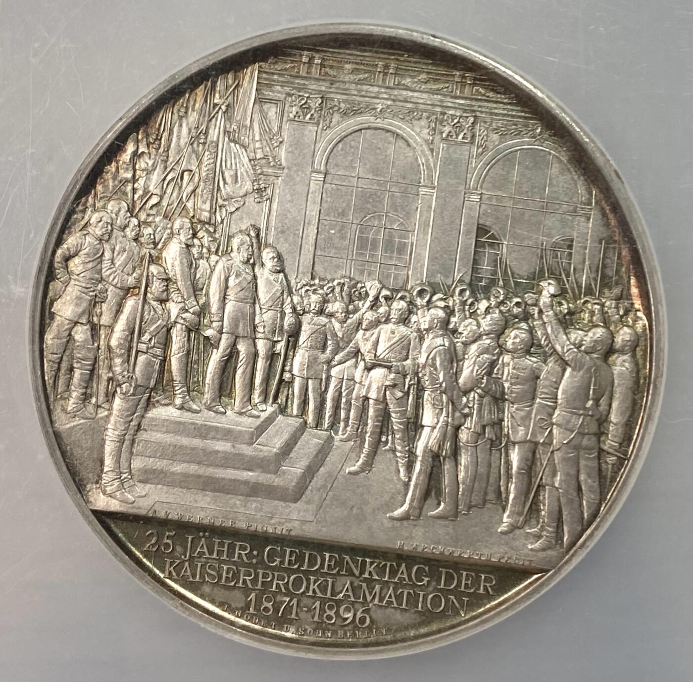 万国钱币拍卖第050期（万国五十期纪念大拍） NGC MS66 1896年德意志第二帝国成立25周年纪念之《皇帝的宣言》普法战争胜利后威廉一世于法国巴黎凡尔赛宫加冕纪念大银章 此银章直径55mm重70g RRR级别顶级难度 淡七彩包浆 雕刻技法出神入化 难以超越的完美品相 堪称永恒收藏级别